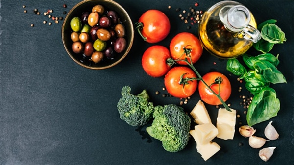 Mediterranean Diet Cut Risk of Late-stage Macular Degeneration in New Study